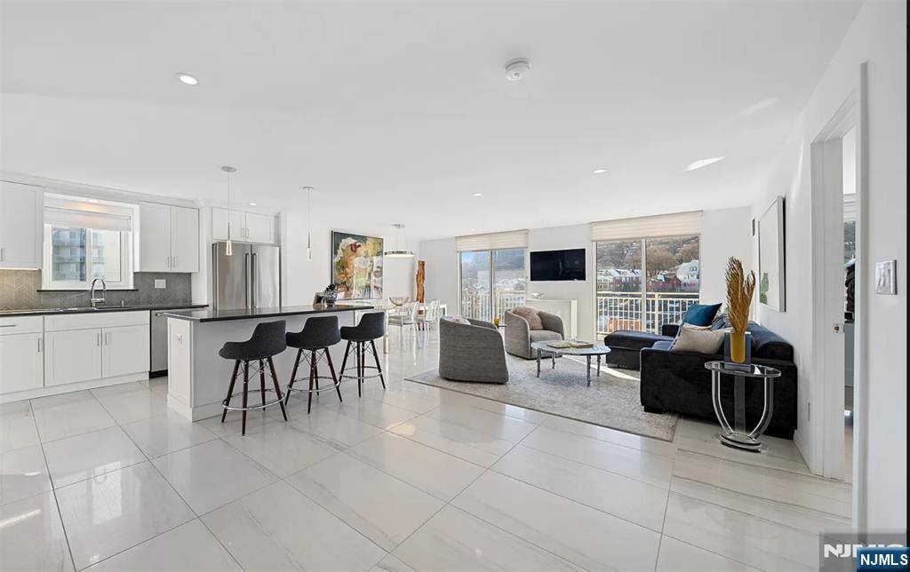 Edgewater, NJ 07020,1077 River #805
