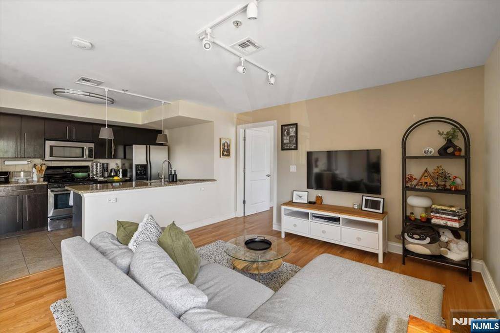 Guttenberg, NJ 07093,125 70th ST #3H