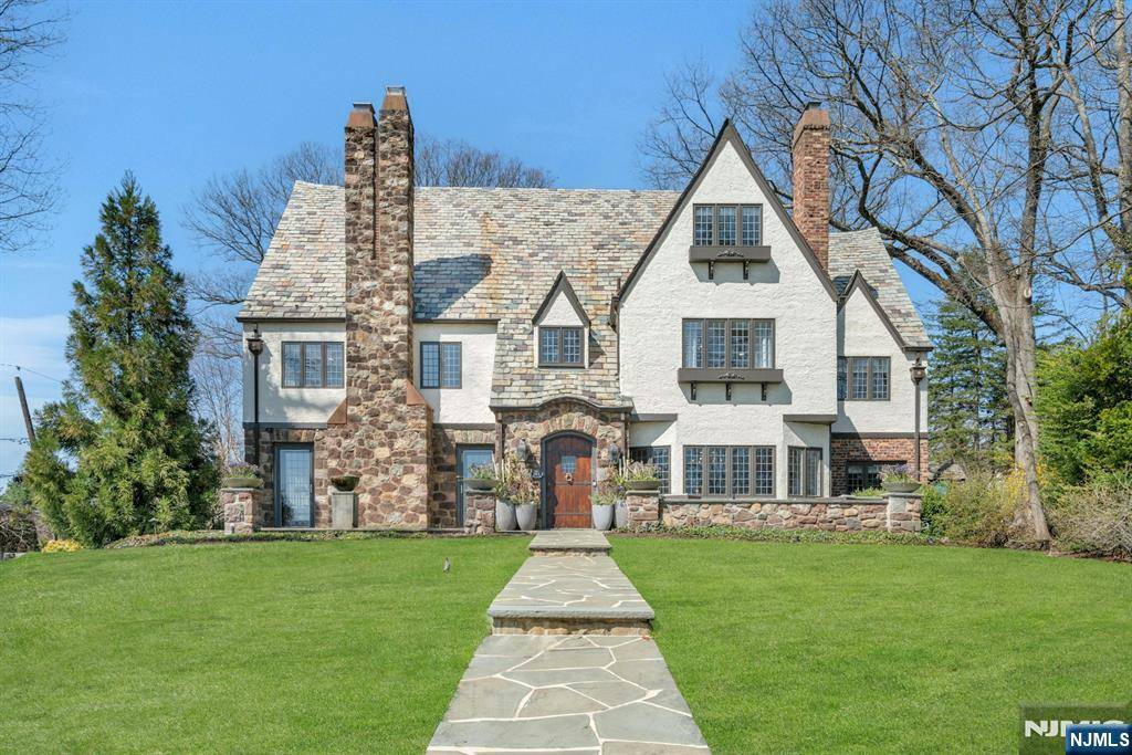 Ridgewood, NJ 07450,202 Crest RD
