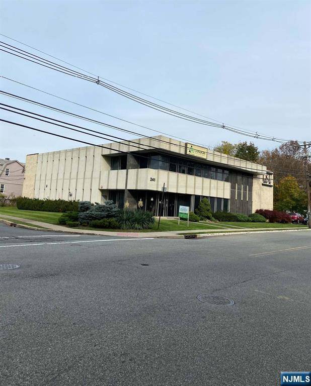 Elmwood Park, NJ 07407,241 Molnar DR