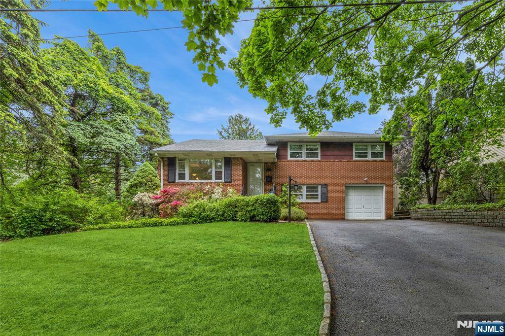 Emerson, NJ 07604,152 Demarest AVE