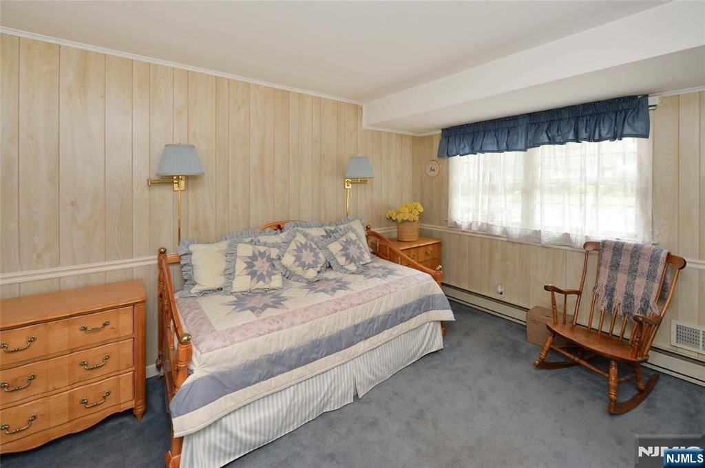 Paramus, NJ 07652,536 Fordham PL