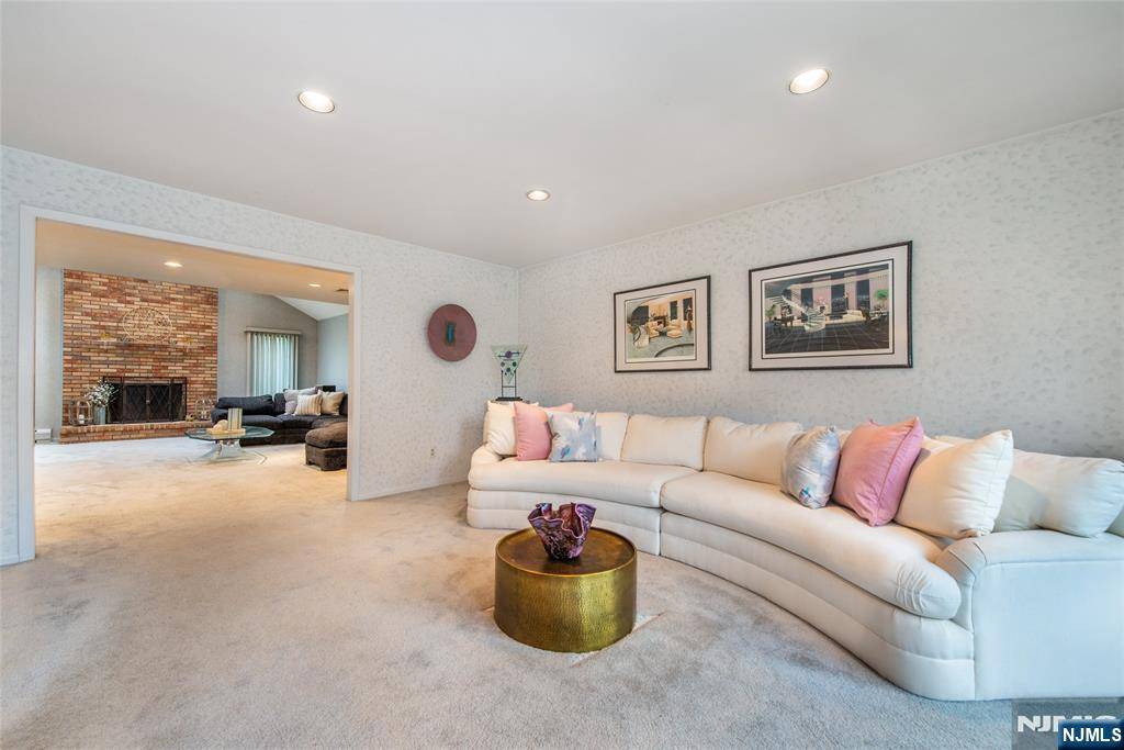 Wayne, NJ 07470,10 Timberline DR