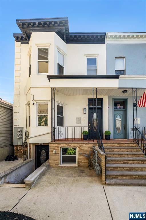 Weehawken, NJ 07086,127 Jane ST