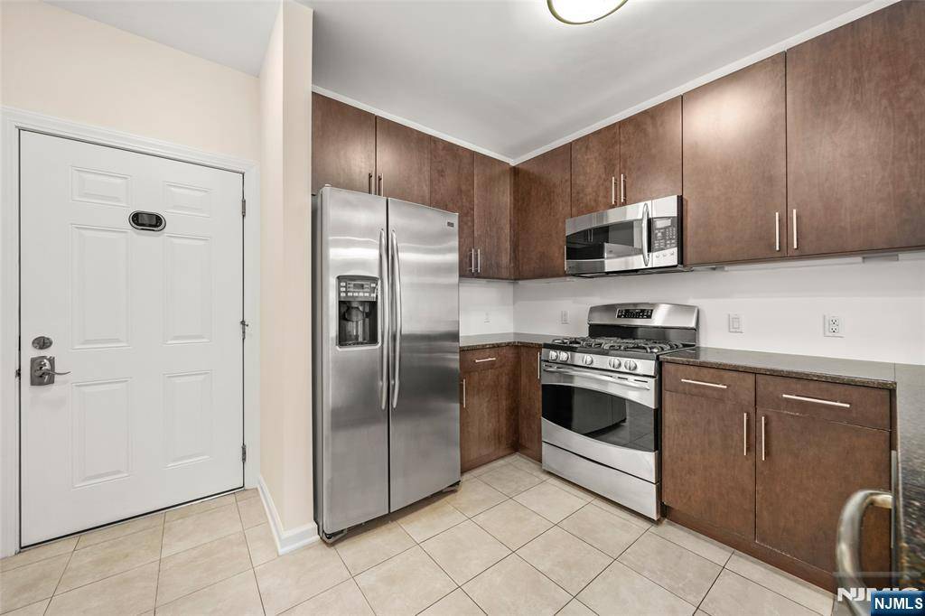 Englewood, NJ 07631,3327 Riverview AVE #327