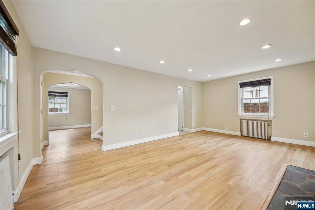 Teaneck, NJ 07666,934 Alpine DR