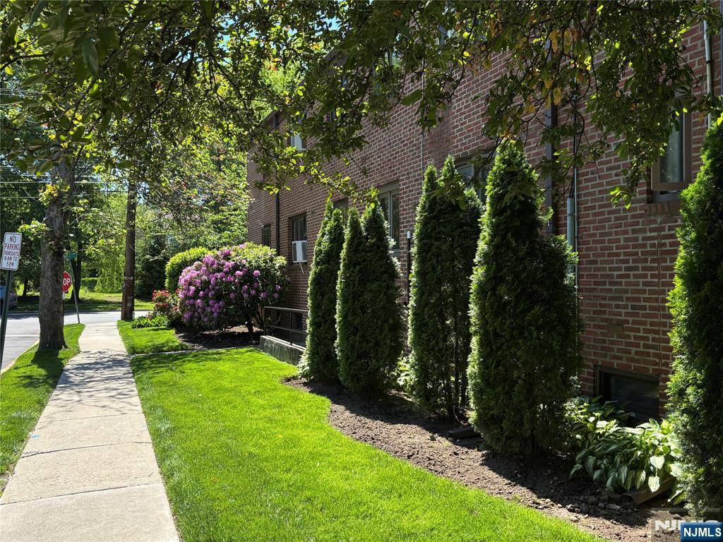 Englewood, NJ 07631,520 Broad AVE #14