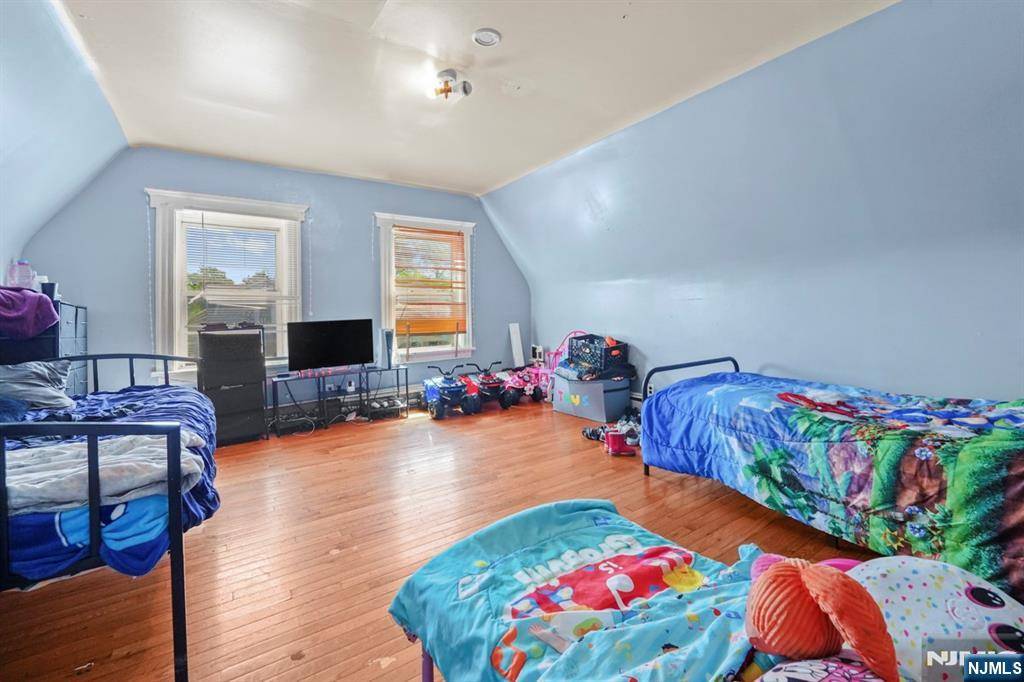 East Orange, NJ 07018,253 Burnett ST