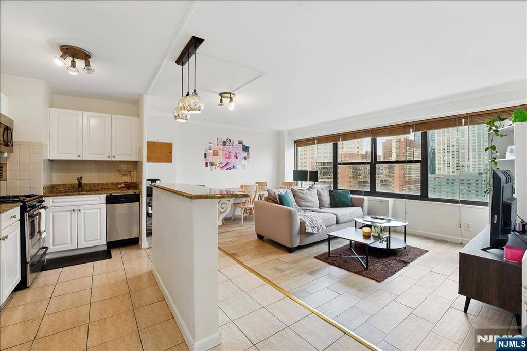 Jersey City, NJ 07302,135 Montgomery ST #20H