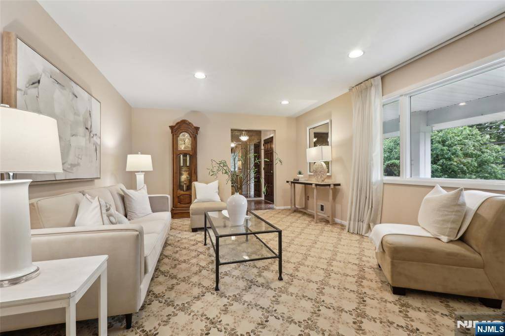 Oradell, NJ 07649,694 Iroquois ST
