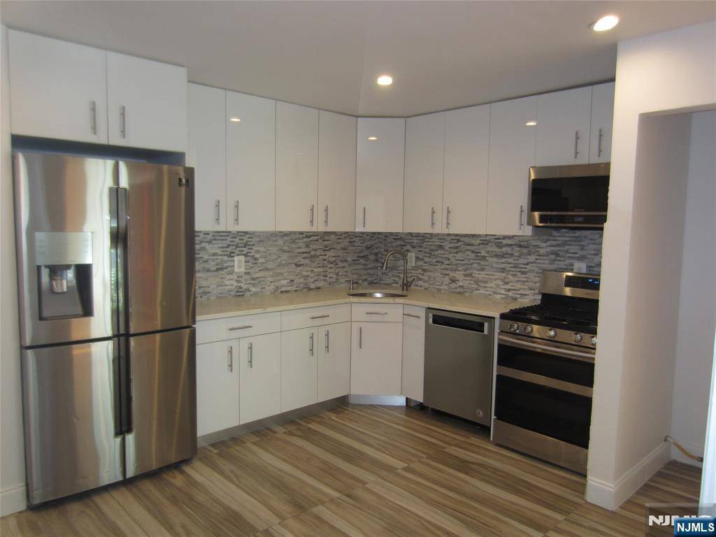 Saddle Brook, NJ 07663,423 Leonhardt DR #1st Floor
