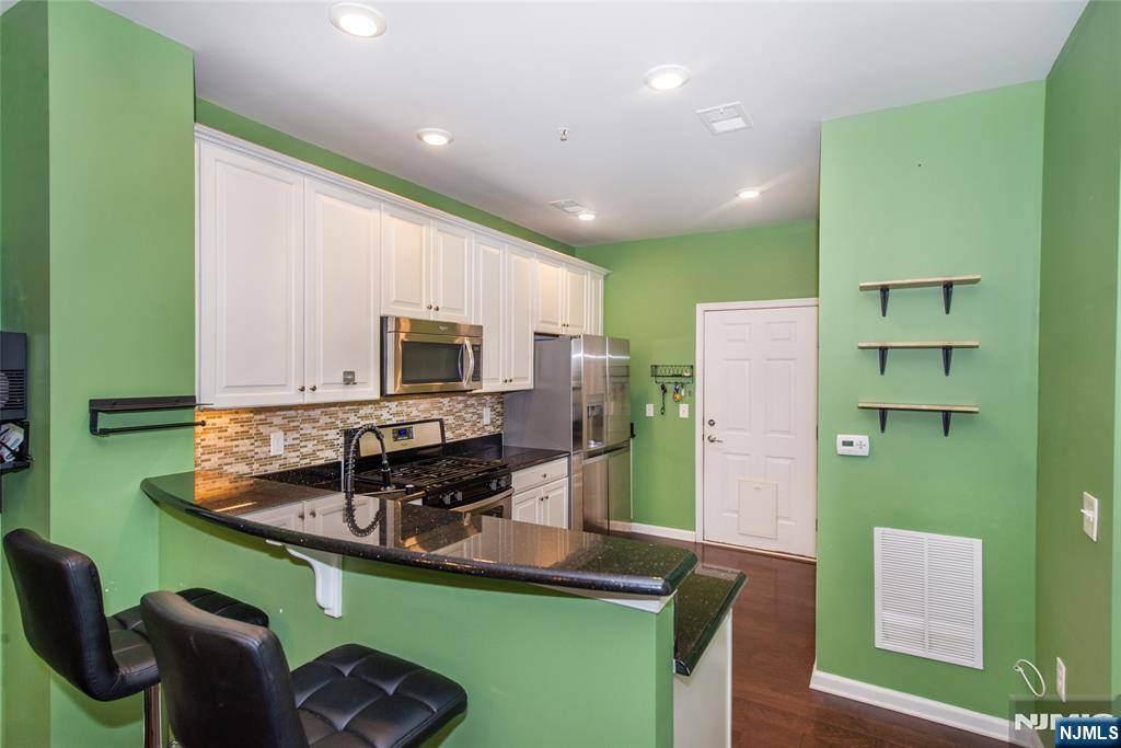 Wood Ridge, NJ 07075,129 Eisenhower LN #2109