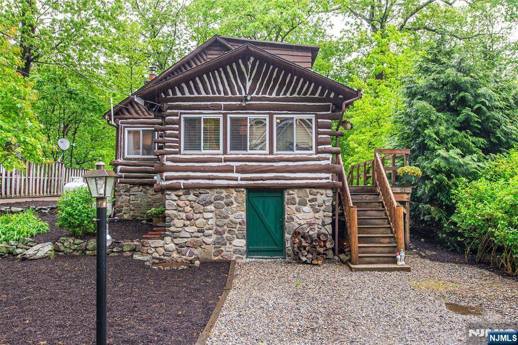 West Milford, NJ 07421,51 Dogwood LN