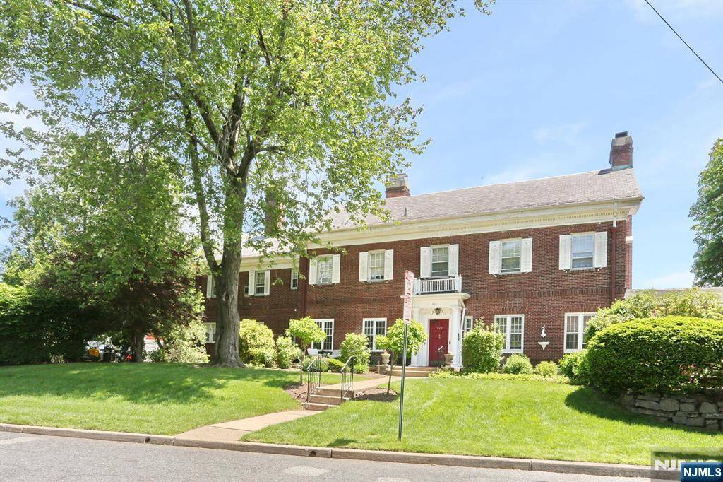 Teaneck, NJ 07666,927 Commonwealth DR #4