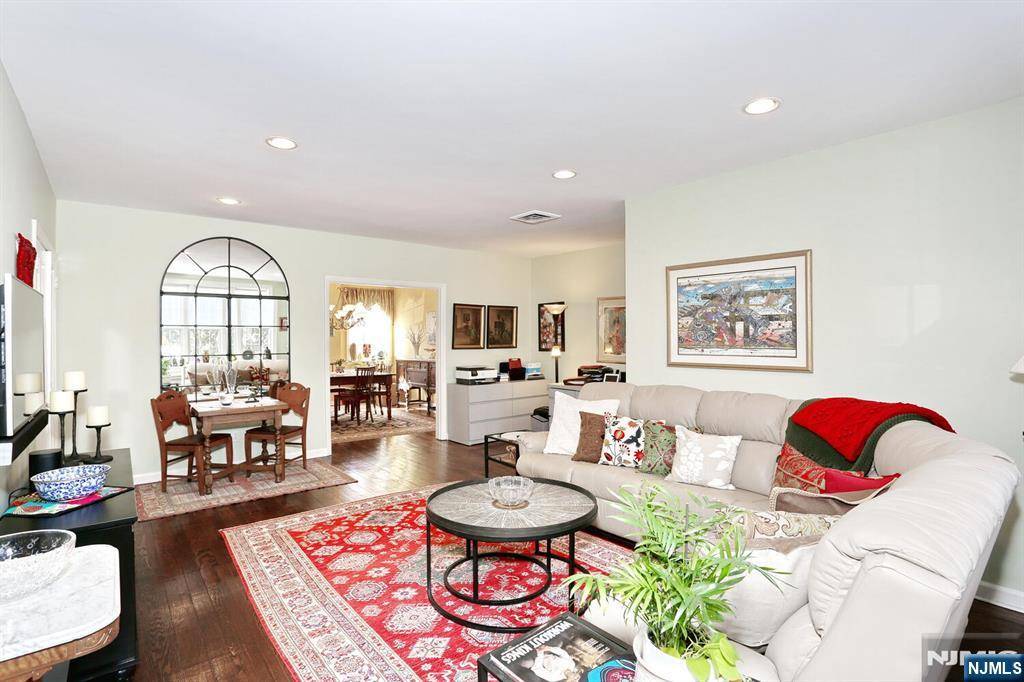 Teaneck, NJ 07666,927 Commonwealth DR #4