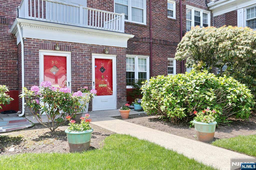 Teaneck, NJ 07666,927 Commonwealth DR #4