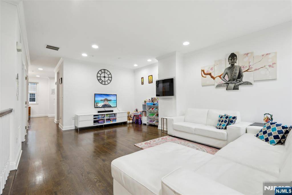 West New York, NJ 07093,286 Roslyn CT #286