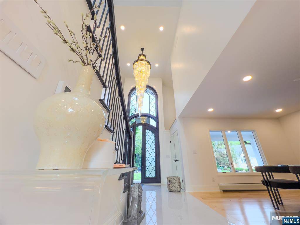 Upper Saddle River, NJ 07458,27 Applewood DR