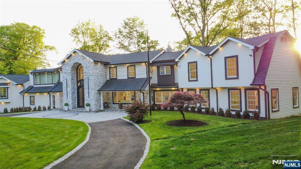 Upper Saddle River, NJ 07458,27 Applewood DR