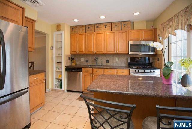 Montvale, NJ 07645,8 Echo Hill RD