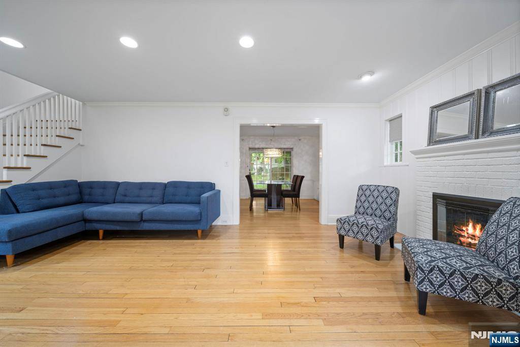 Tenafly, NJ 07670,209 Jefferson AVE