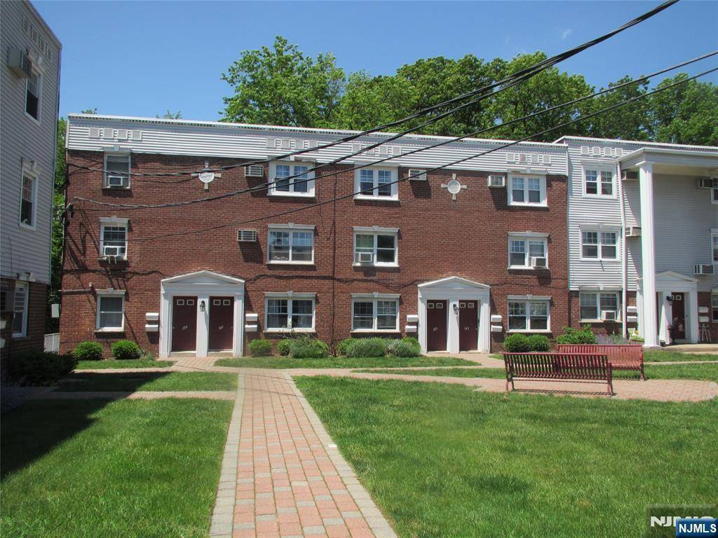 Rutherford, NJ 07070,141 Hastings AVE #A