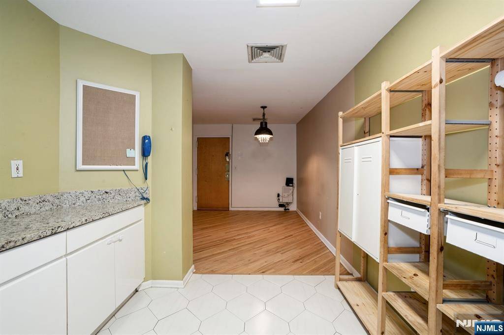 Cliffside Park, NJ 07010,364 Palisade AVE #4C