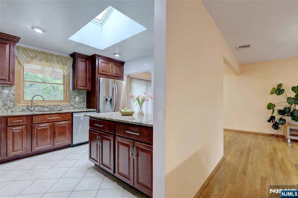Wayne, NJ 07470,27 Ellen LN