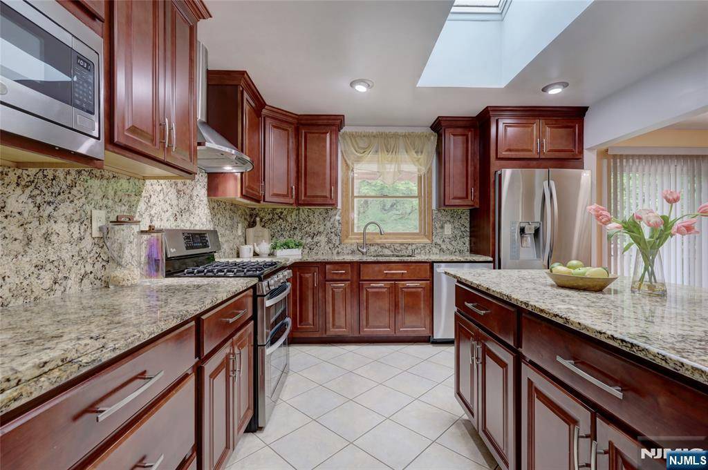 Wayne, NJ 07470,27 Ellen LN