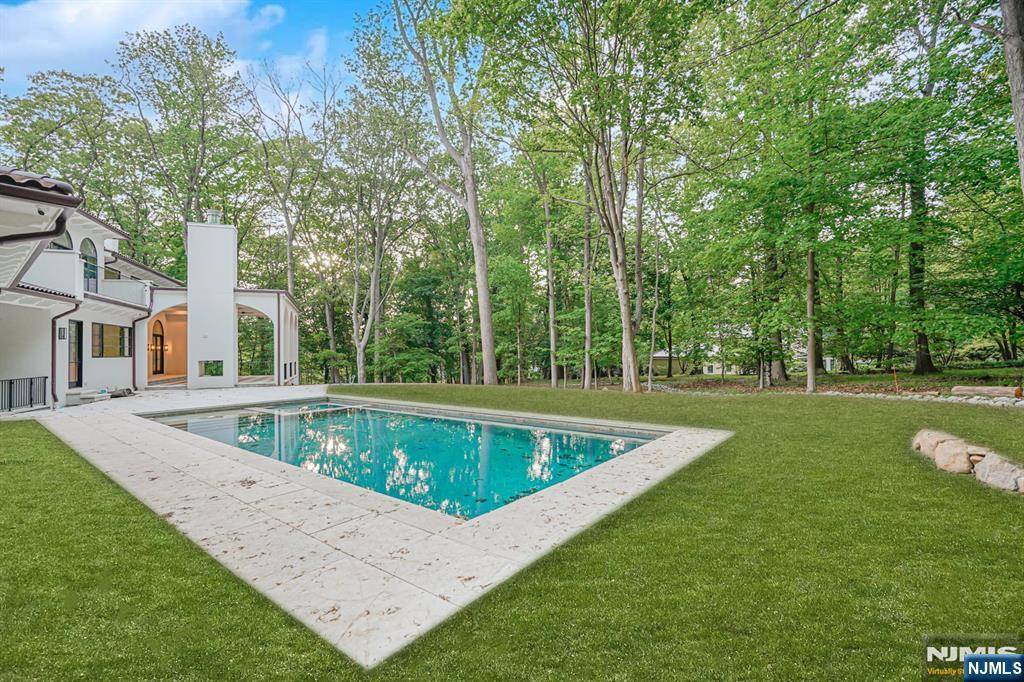Tenafly, NJ 07670,9 Woodhill RD