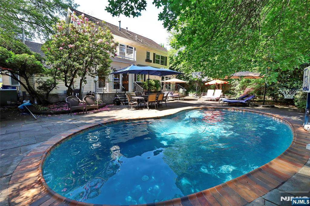 Tenafly, NJ 07670,155 W Clinton AVE
