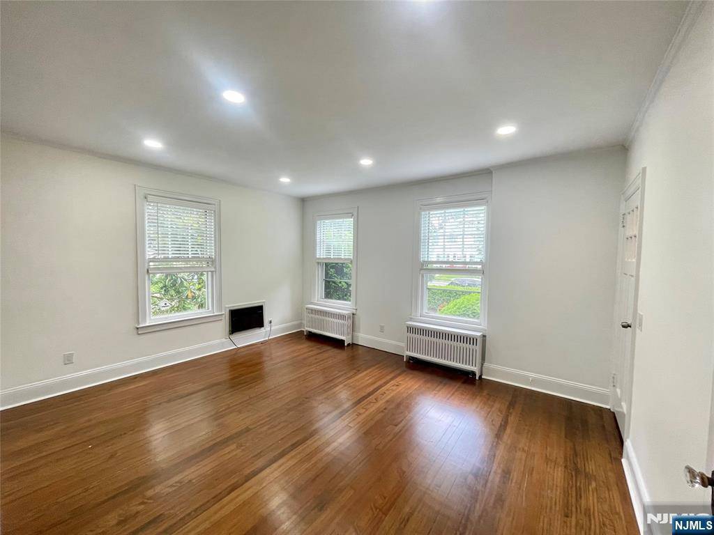 Englewood, NJ 07631,172 Palisade AVE #1
