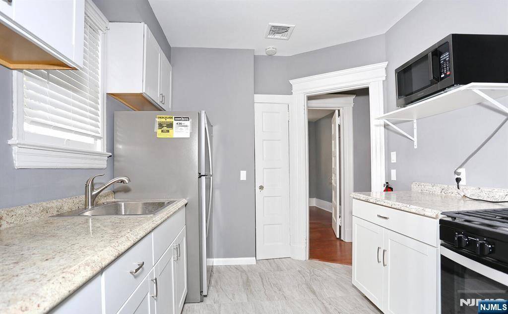 Englewood, NJ 07631,172 Palisade AVE #2
