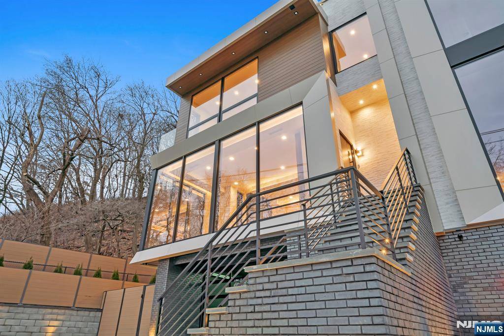 Edgewater, NJ 07020,582A Undercliff AVE