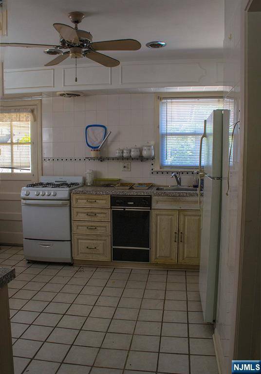 Bergenfield, NJ 07621,276 Galvan PL