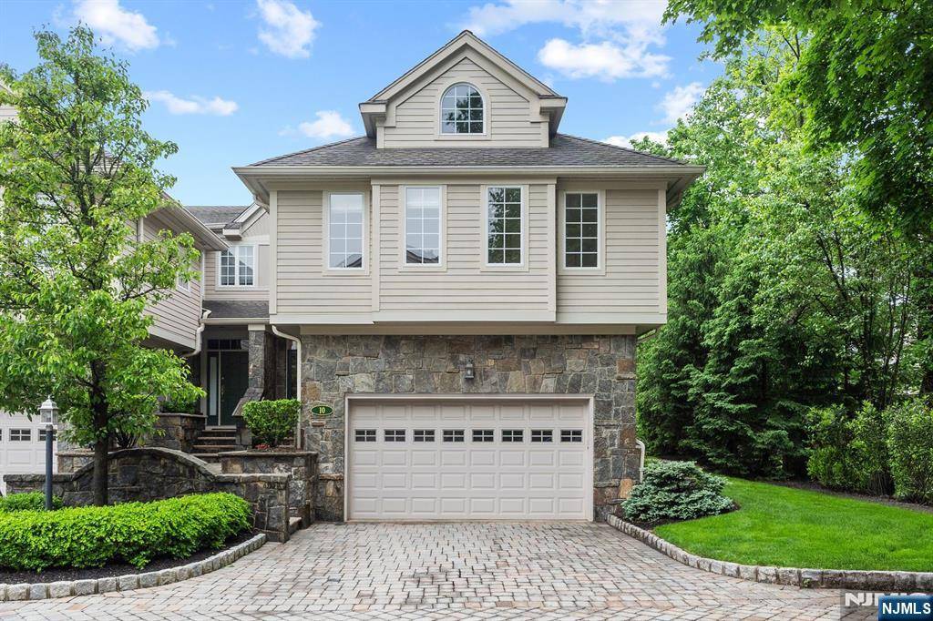 Tenafly, NJ 07670,10 Kensington CT