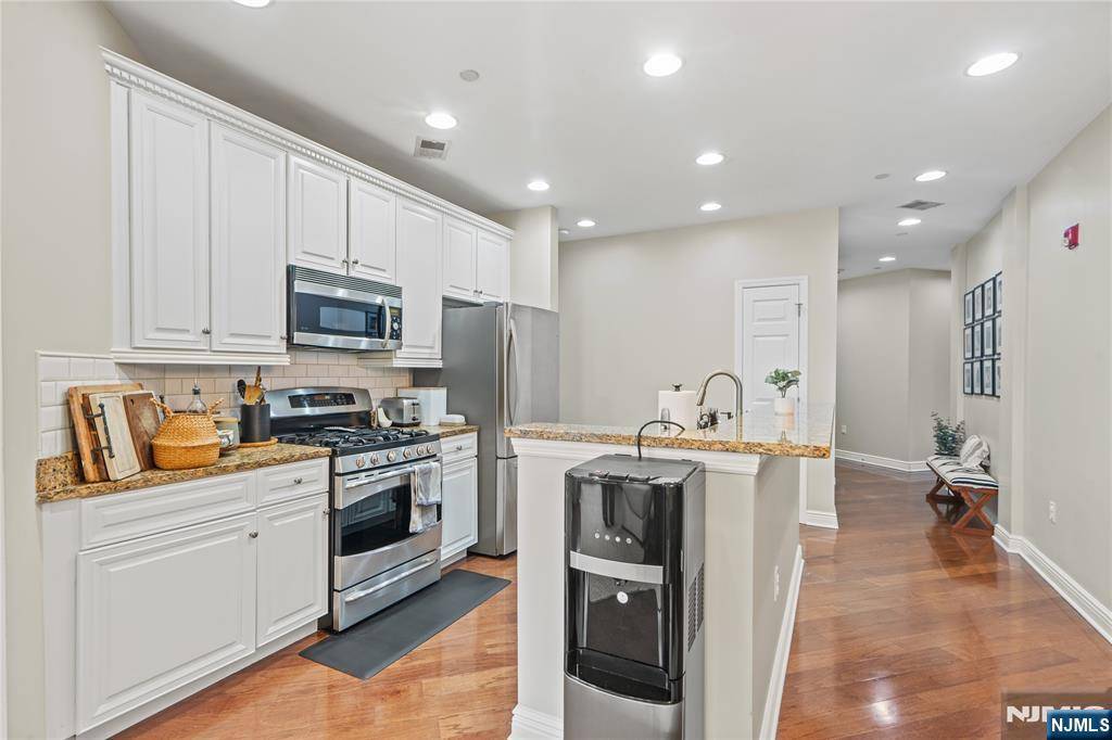 North Bergen, NJ 07047,7400 River RD #229