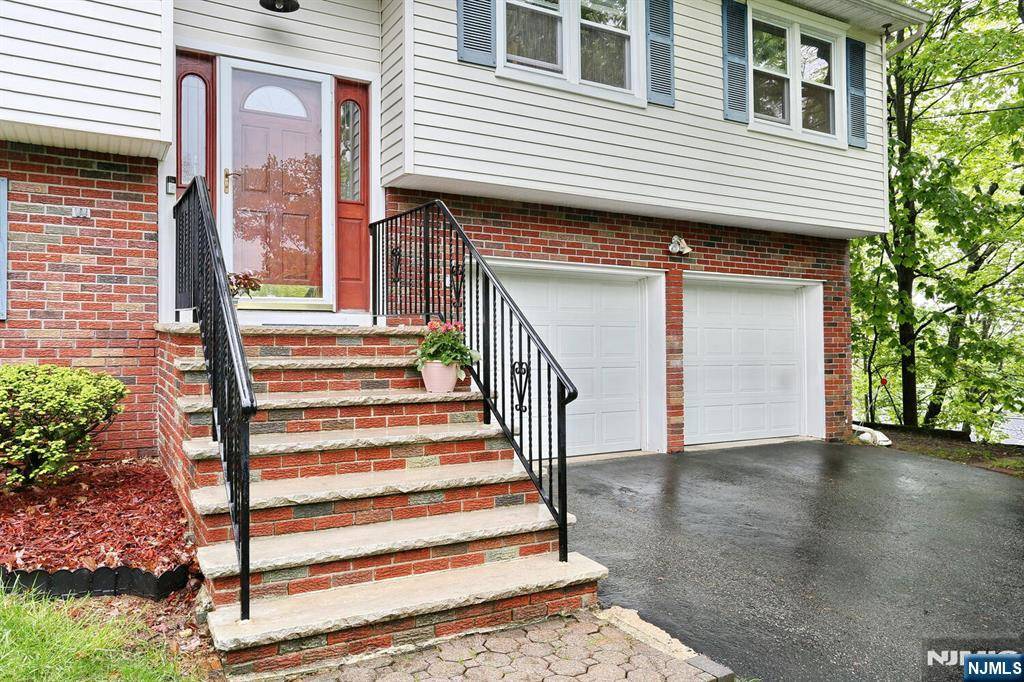 Oakland, NJ 07436,70 McNomee ST