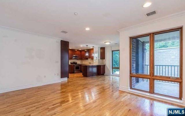 Rutherford, NJ 07070,17 Meadow RD #203