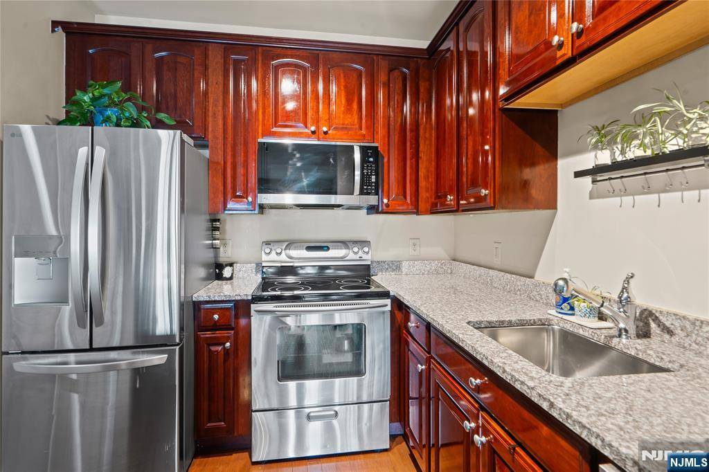 West New York, NJ 07093,22 Ave At Port Imperial #219
