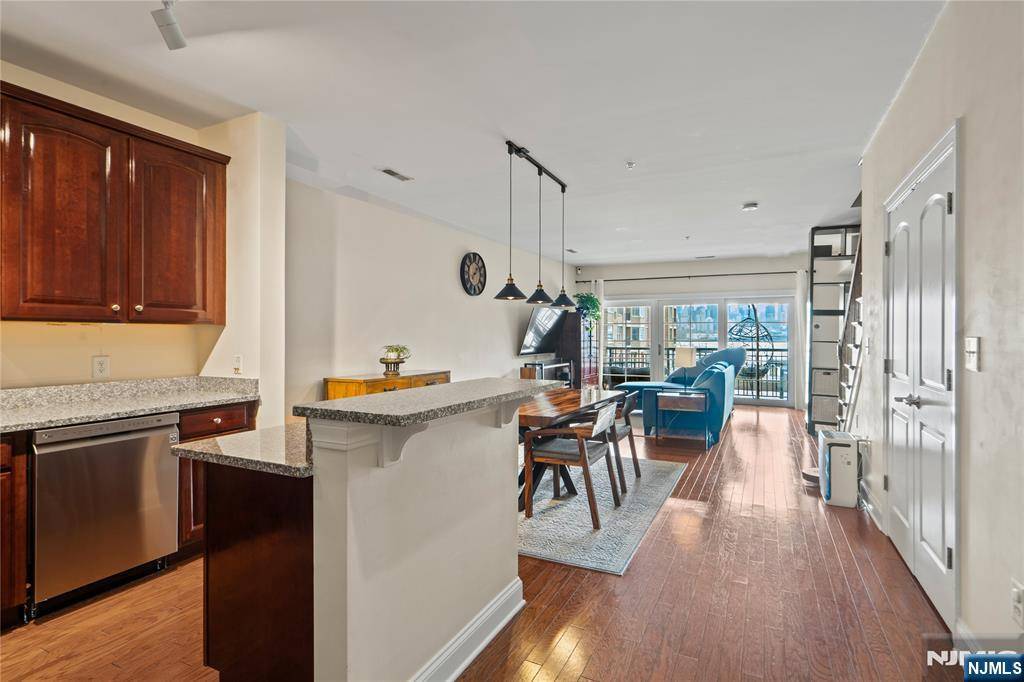 West New York, NJ 07093,22 Ave At Port Imperial #219