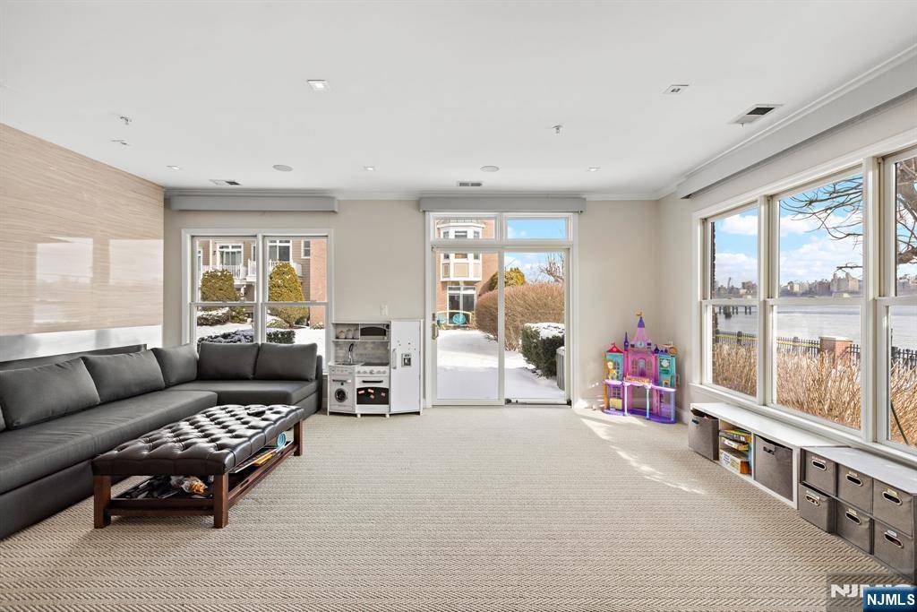 West New York, NJ 07093,443 Albany CT #443