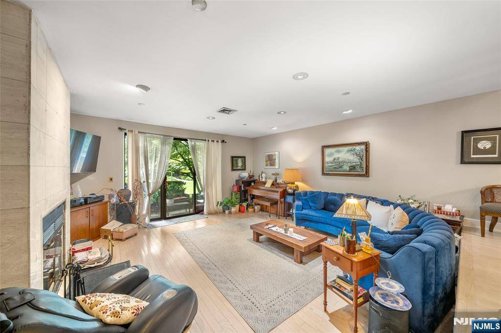 Teaneck, NJ 07666,9 Carlyle CT