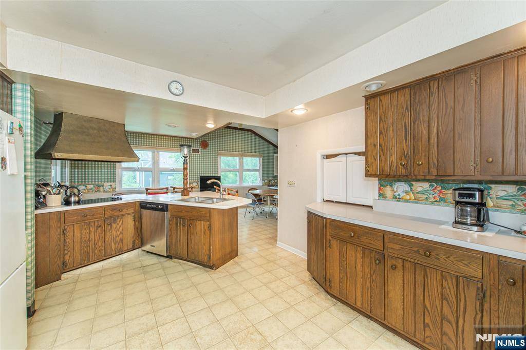 Livingston, NJ 07039,23 Wychwood RD