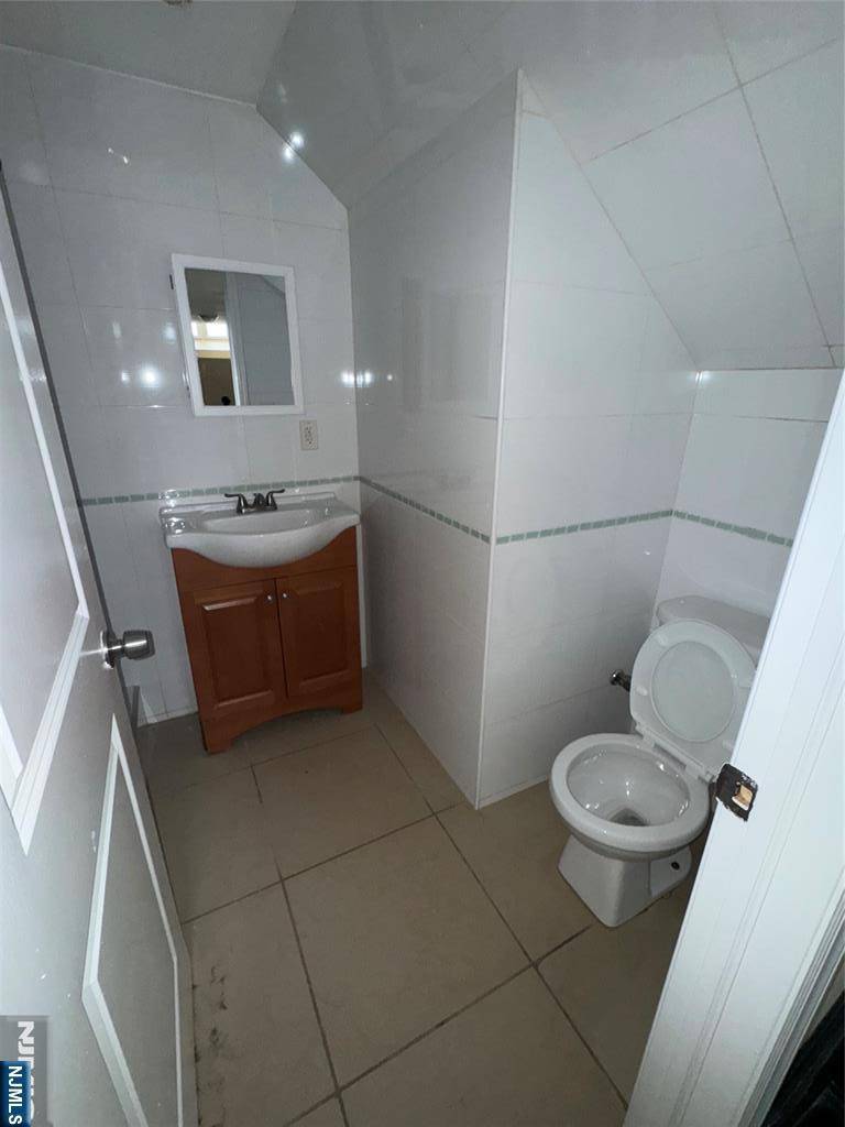 Jersey City, NJ 07307,183 Thorne ST #1F