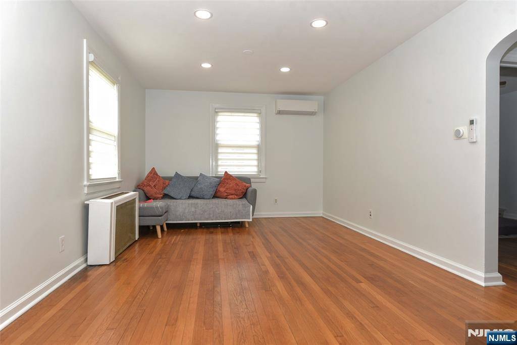 Paramus, NJ 07652,542 Coolidge PL