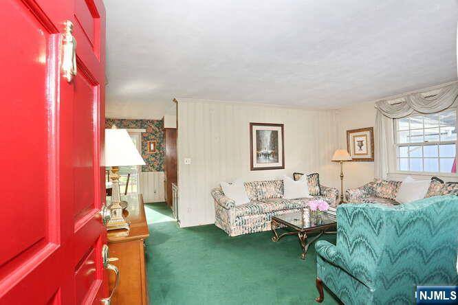 Westwood, NJ 07675,25 Newark AVE