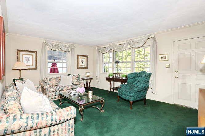 Westwood, NJ 07675,25 Newark AVE