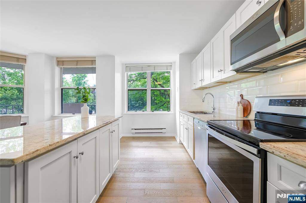 Edgewater, NJ 07020,100 Grand Cove WAY #2D