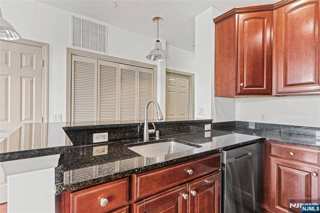 North Bergen, NJ 07047,7400 River RD #304